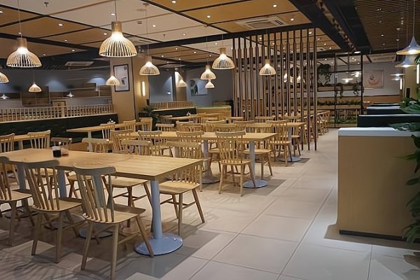 大学生自助厨房创业计划书概览及市场分析，一、概念简述与市场竞争分析，，自助厨房概念介绍。，行业主要竞争者分析与优劣势评估。，对比传统餐饮模式，挖掘自助厨房核心竞争力与市场差异优势。，商业价值提炼和市场前景展望。，二、经营模式探讨与创新思路，，企业收入来源渠道描述。，利润分配方式与成本控制策略。，创新理念在自助厨房领域的运用与实践探索跨界融合提升附加值的机会点。提高用户体验度和客户满意度措施概述增强客户粘性方案等。-踏云行